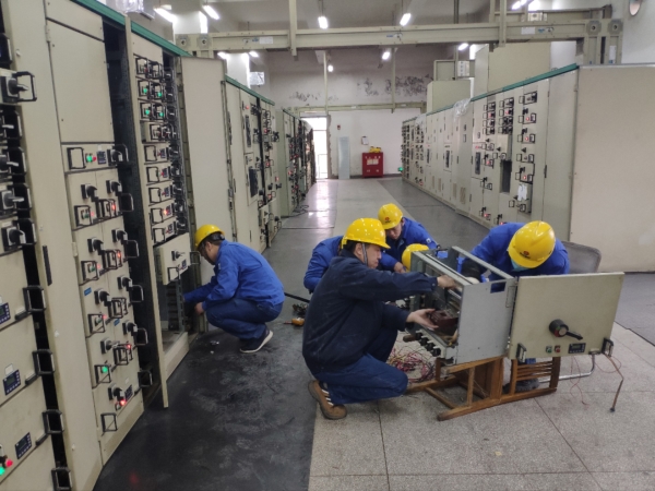 12月，檢修二班自主維修配電室開(kāi)關(guān)柜.jpg