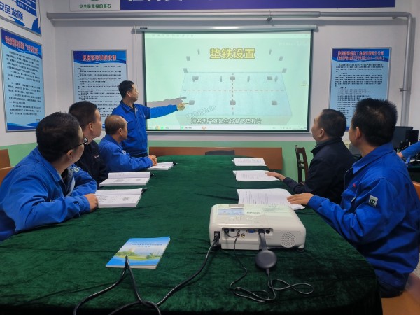 1734658490893508.jpeg 合成車間技術(shù)員劉斌在學(xué)習(xí)室給員工講授設(shè)備基礎(chǔ)找正.jpg