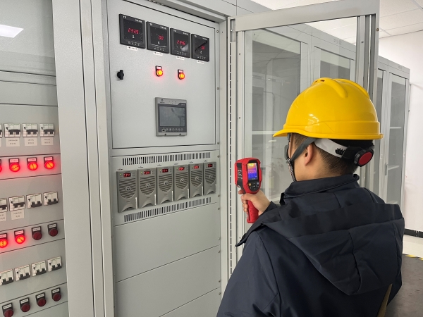 12月，計(jì)控電儀部運(yùn)行人員正在用測(cè)溫儀排查隱患.jpg