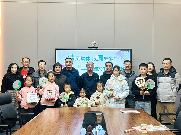 11月30日晚，物料車間黨支部開展以“清風常伴 以廉守家”為主題的廉潔文化進家庭活動，.jpg