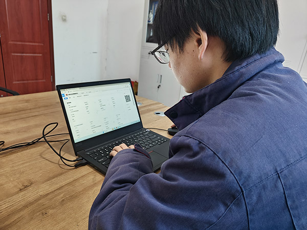 1737538785670258.jpeg 儀表工崔晨在使用設(shè)備全生命周期管理平臺查詢儀表資料.jpg