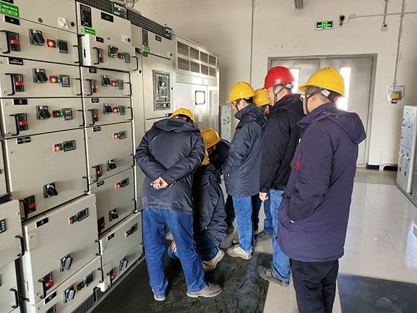 1737683587272305.jpeg 于康健 檢查氣化配電室進線柜線路 (1).jpg