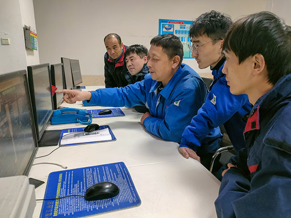 1737851323706768.jpeg 車間技術(shù)人員馮治在給員工講解節(jié)能技改項目投入注意事項.jpg