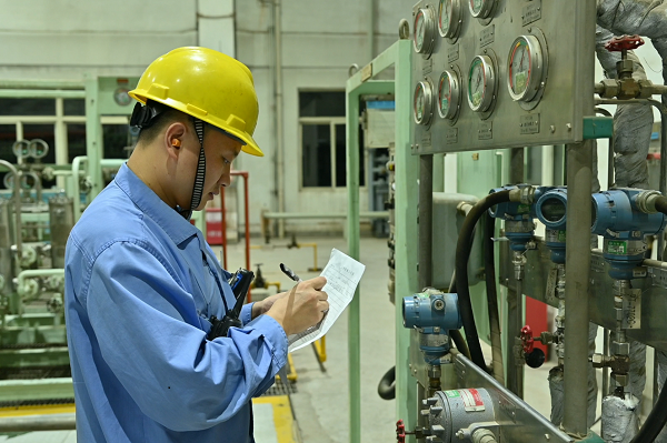 1738282945928262.png 巡檢人員正在現(xiàn)場(chǎng)記錄數(shù)據(jù).png