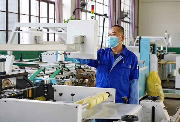 1738898652455433.jpeg 專心操作智能化一體機(jī).jpg