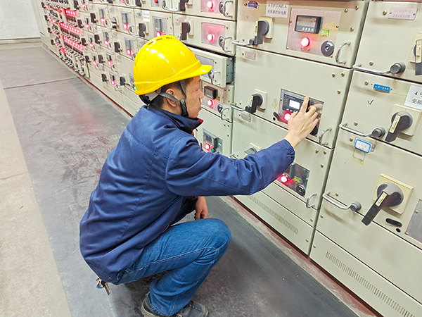 1738917466757916.jpeg 2月5日,運行人員正在配電室巡檢.jpg