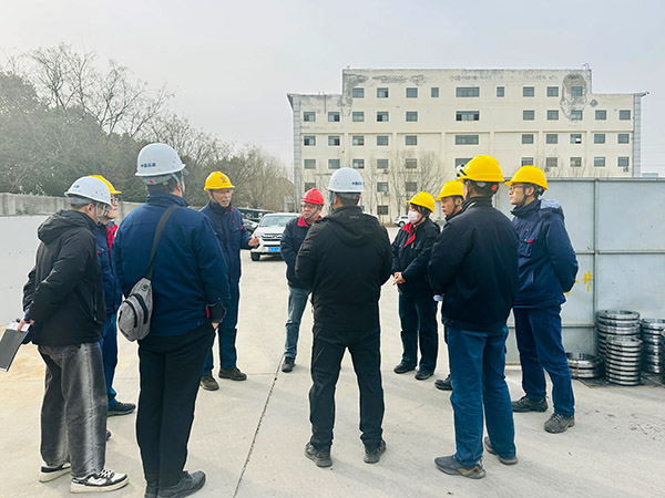 2月12日下午，物料車間開展重大危險源綜合大檢查，圖為裝車站臺VOC環(huán)保裝置的升級改造項目現(xiàn)場 (1).jpg