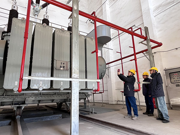 1739405947377669.jpeg 檢查組對(duì)變壓器進(jìn)行溫升監(jiān)測(cè).jpg