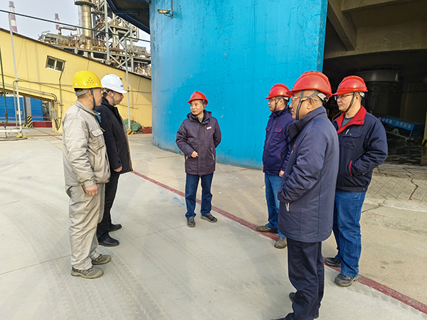2月18日，基建部部長(zhǎng)張政權(quán)與尿素車間主任王濤現(xiàn)場(chǎng)檢查項(xiàng)目情況1.jpg