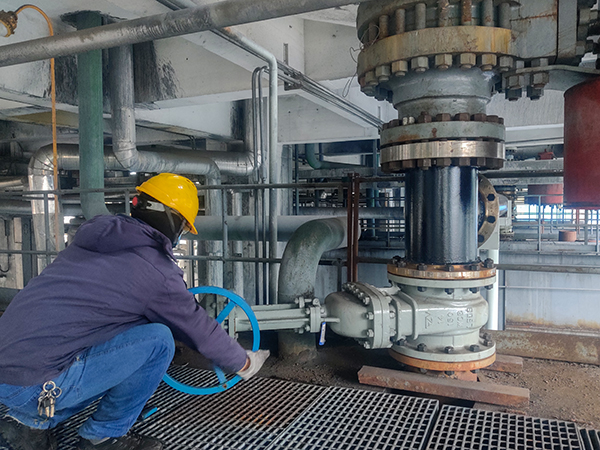 2月22日，氣化爐連通管線改造完成，工藝人員切換試用 照片.jpg