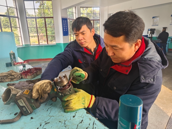 101741563075216411.jpg 馬順邦和李玄給電動(dòng)扳手加注潤滑油.jpg