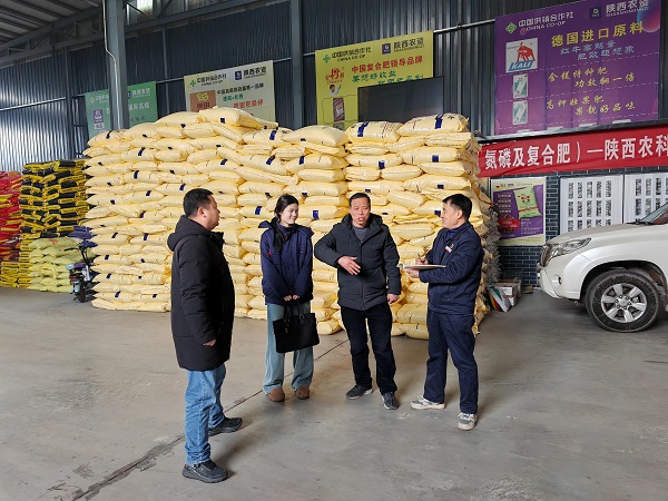 261742972146577626.jpg 2025年3月運(yùn)銷(xiāo)部職工在寶雞眉縣金渠鎮(zhèn)巨豐農(nóng)資2_AI看圖.jpg