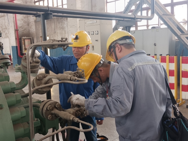 4月8日，計控電儀部空分尿素工段韋西榮帶領(lǐng)儀表人員進入一期機組廠房進行機組檢修軸系儀表。.jpg
