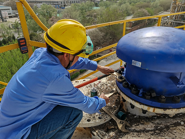 4月9日檢修人員在物料車間630罐區(qū)甲醇A罐罐頂進行呼吸人孔螺栓緊固.jpg