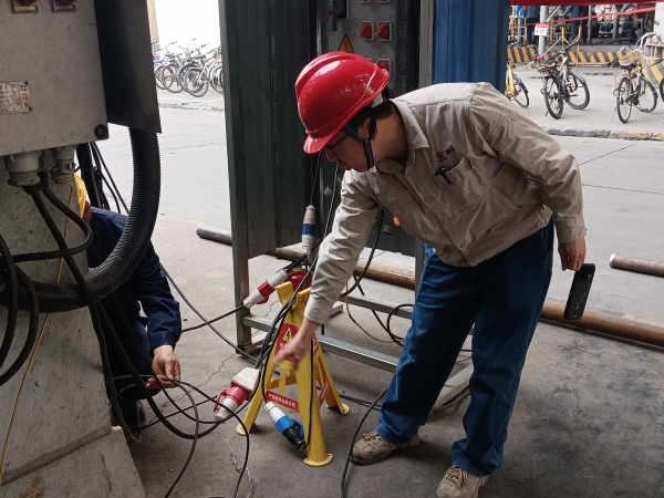 4月9日，計(jì)控電儀部安全員黃建榮在進(jìn)行安全用電現(xiàn)場(chǎng)檢查，為作業(yè)人員指出問(wèn)題并認(rèn)真講解正確操作及規(guī)定。.jpg