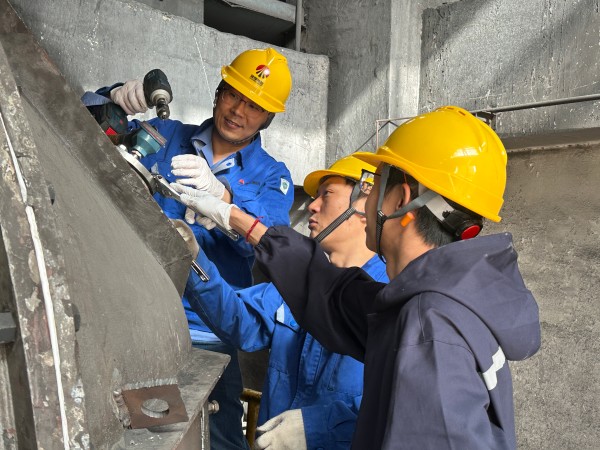 4月9日王明偉、康金生、青工曾炳睿在2#鍋爐磨煤機(jī)更換北側(cè)磨輥溫度.jpg