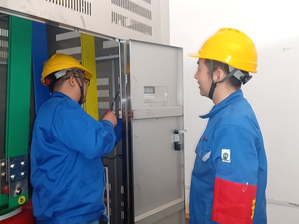 121744422678152878.jpg 孔維成對新配電室控制回路進行接線.jpg