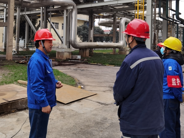 4月12日下午，計控電儀部黨支部書記王文波在一期大檢修現(xiàn)場進行安全大檢查.jpg