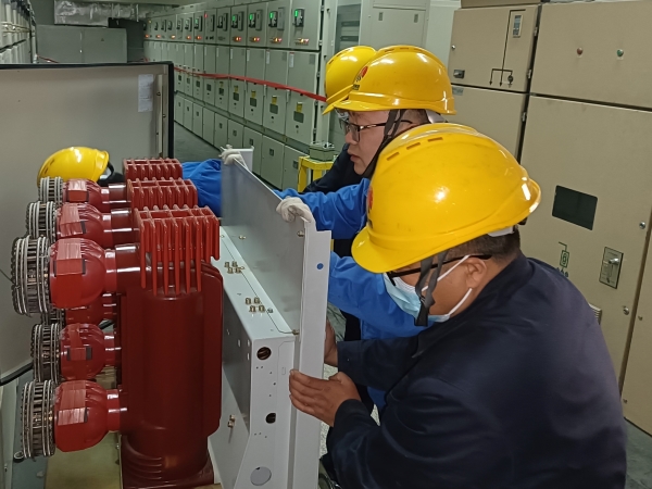 趙飛對(duì)開關(guān)柜進(jìn)行檢修維護(hù).jpg