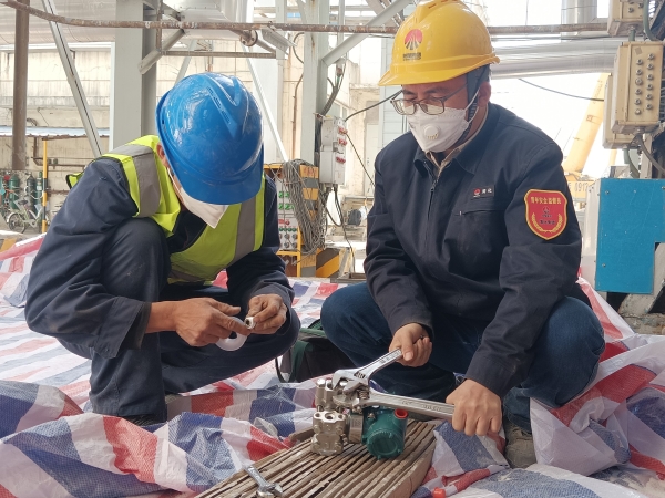 4月13日，計控電儀部員工方立民在一期空分現(xiàn)場進(jìn)行空分儀表的更換工作.jpg