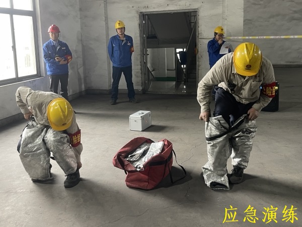 141744612660179126.jpg 演練中穿戴防護(hù)用具.jpg
