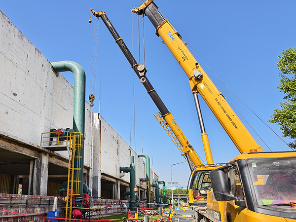 4月13日，吊車配合更換循環(huán)水冷卻塔上塔閥.jpg