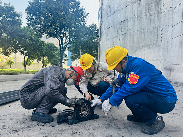 檢修過程中車間技術(shù)員贠文軍、班組長黃保榮與檢修人員安裝軸承.jpg