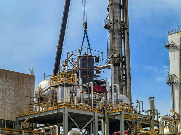 171744871206137529.jpg 4月16日上午11時(shí)許,新的除氧頭吊裝到位 600.jpg