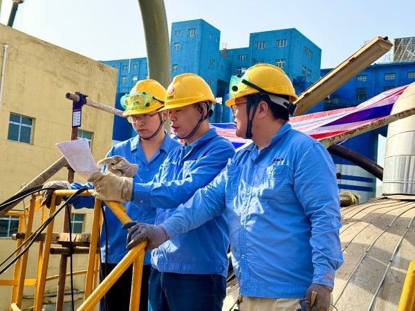 171744871911264793.jpg 技術(shù)人員正在就催化劑更換做技術(shù)交底.jpg