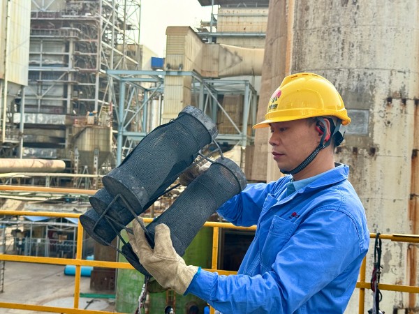 171744871920202055.jpg 技術(shù)人員正檢查變換爐氣體分布器.jpg