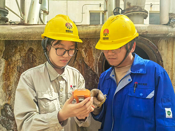 171744888380300435.jpg 4月16日,污水崗位內操李強強現(xiàn)場教學如何使用四合一儀器.jpg