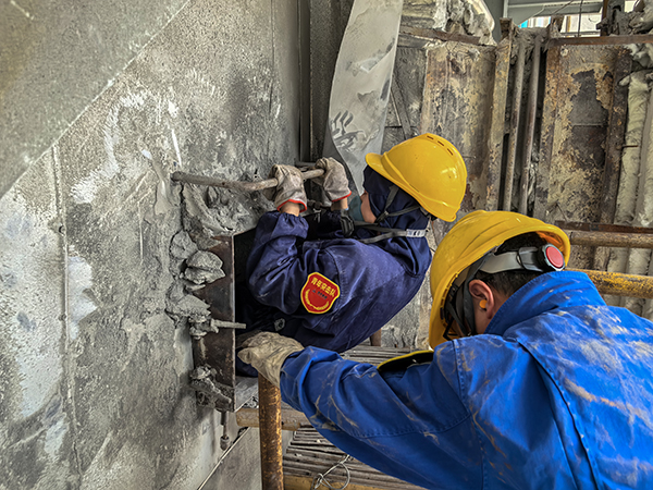 181744933281401837.jpg 清理小組正在進(jìn)入二次風(fēng)道進(jìn)行積灰的清理.jpg