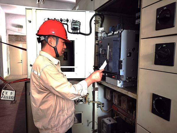 181744936861204640.jpg 王文波部長(zhǎng)仔細(xì)檢查設(shè)備銘牌.jpg