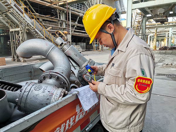 181744945331144829.jpg 皇甫少?gòu)?qiáng)正在測(cè)量確認(rèn)安全閥連接法蘭處墊片大小.jpg