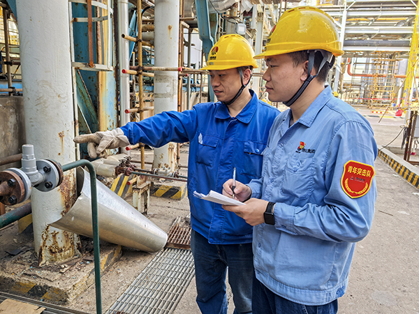 181744945347700626.jpg 張建國(guó)在向老師傅請(qǐng)教學(xué)習(xí).jpg