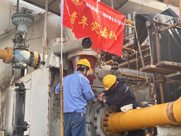 181744952291113642.jpg 青年突擊隊(duì)的旗幟高高飄揚(yáng)。.jpg