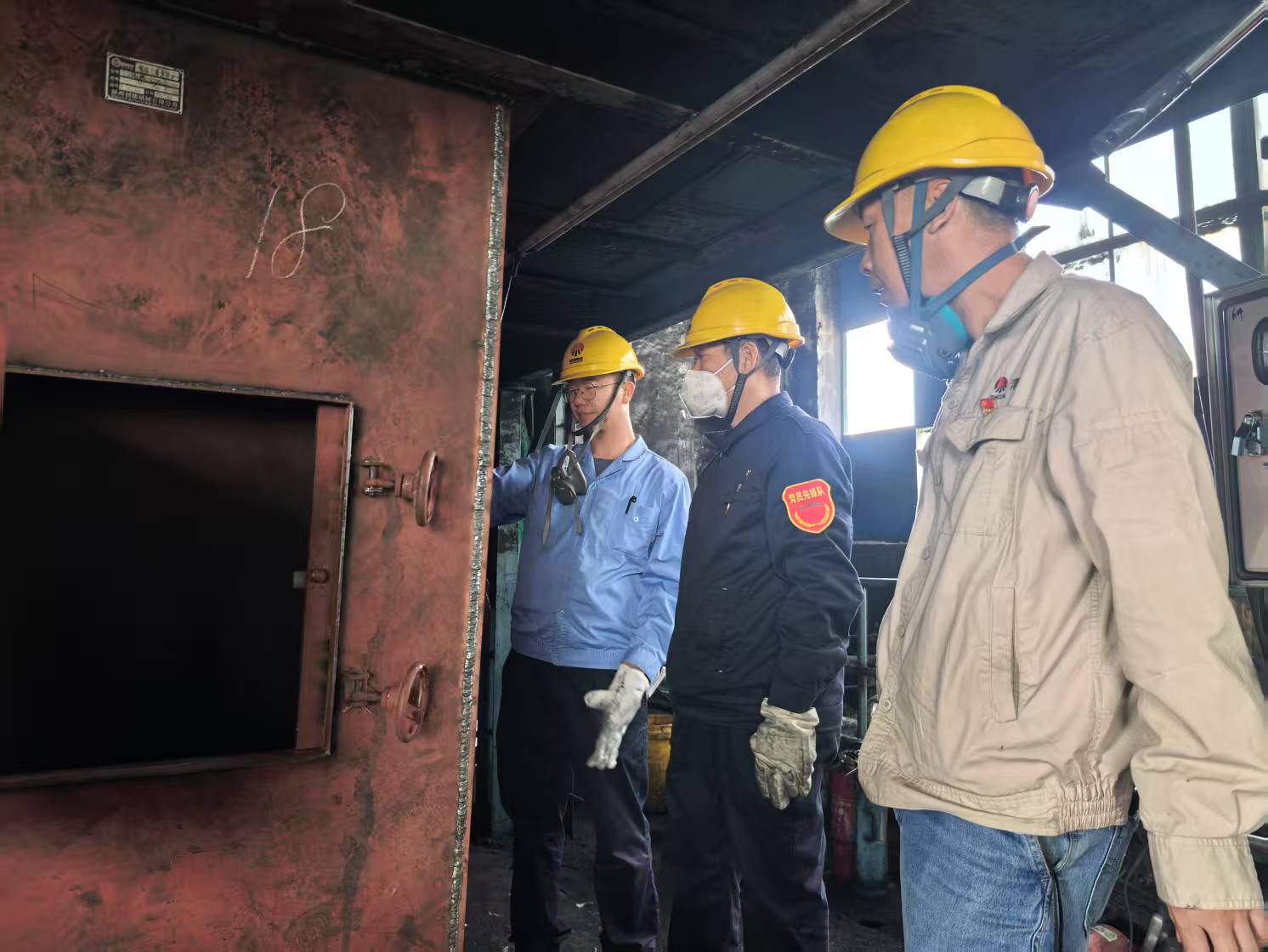 大檢修現(xiàn)場(chǎng)-黨員黃保榮、秦寶權(quán)、楊峰查看四號(hào)轉(zhuǎn)運(yùn)站安裝調(diào)試情況.jpg