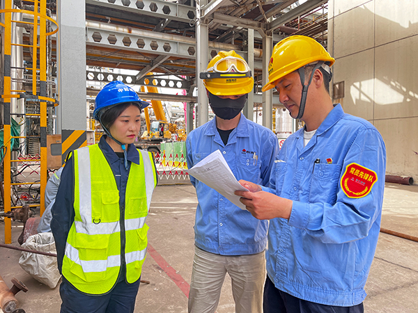 211745193213180902.jpg 合成負(fù)責(zé)人穆宏軍檢查作業(yè)票.jpg