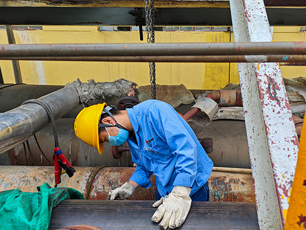 211745193226252283.jpg 監(jiān)護(hù)人員張國濤檢查管段.jpg