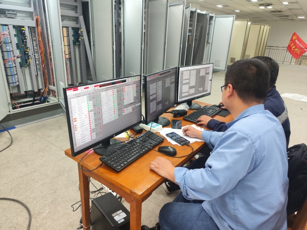 4.20日晚，計(jì)控電儀部技術(shù)攻堅(jiān)團(tuán)隊(duì)成員張智磊正在一期控制室對(duì)新煤皮帶稱重系統(tǒng)進(jìn)行系統(tǒng)調(diào)試.jpg