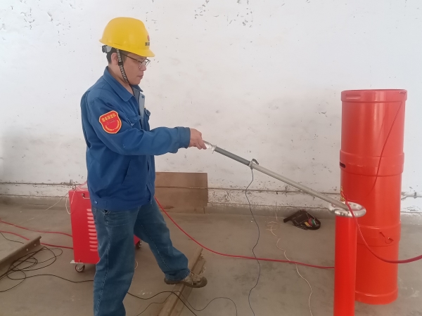 211745217527123065.jpg 工作人員在對(duì)高壓試驗(yàn)設(shè)備放電.jpg