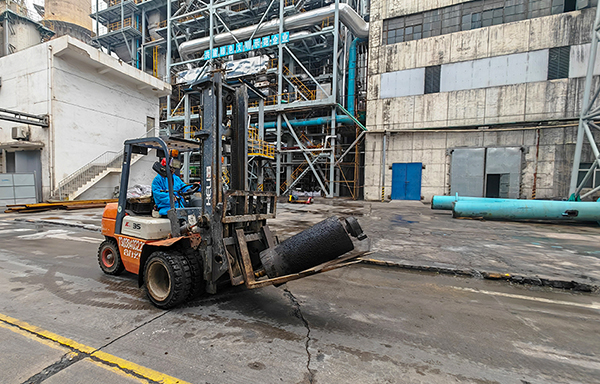 241745480809171635.jpg 2025年大檢修運銷市場部抽調(diào)叉車馳援檢修現(xiàn)場.jpg