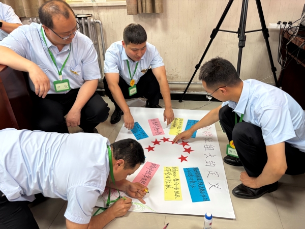 241750731256658766.jpg 班組長(zhǎng)學(xué)員在認(rèn)真制作手抄報(bào).jpg