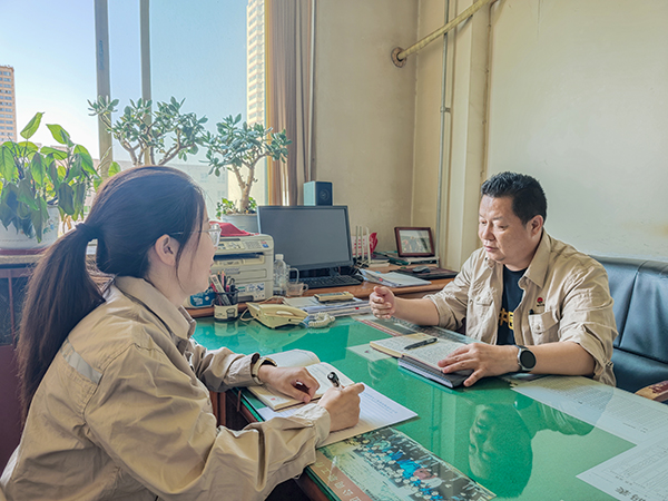 301751242218440782.jpg 人力資源部部長(zhǎng)郭淑平與職工進(jìn)行思想談話.jpg