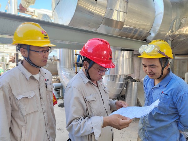 071751858593112762.jpg 雙甲車間主任王琨在705檢修現(xiàn)場(chǎng)對(duì)作業(yè)票進(jìn)行嚴(yán)格審核.jpg