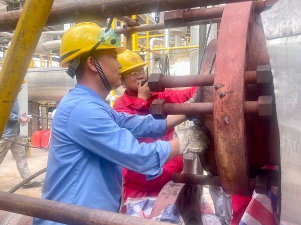 檢修現(xiàn)場(chǎng)修造人員和 外協(xié)人員協(xié)同進(jìn)行配管對(duì)接工作.jpg