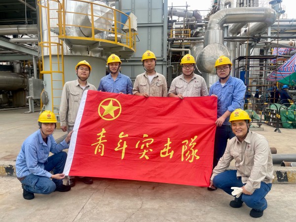 更換E7502換熱器檢修工作青年突擊隊(duì) .jpg