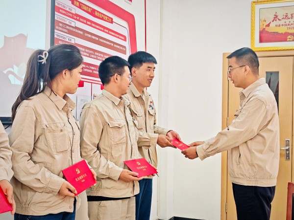 7月17日下午，乙二醇車間黨支部開展”通過政治生日 永葆黨員本色“主題黨日活動，支部書記楊磊為過”政治生日“黨員贈送賀卡.jpg