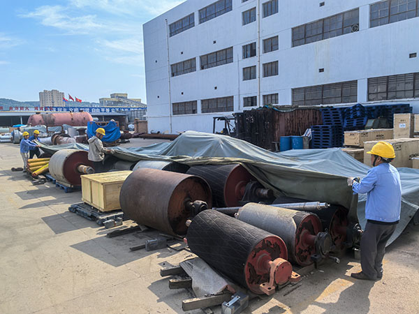 311753952112112462.jpg 現(xiàn)場人員開展設(shè)備覆蓋防水布工作.jpg