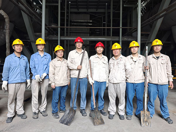 8月8日早上，動(dòng)力車(chē)間組織黨員、團(tuán)員清理地溝淤泥后，在鍋爐前合影   600.jpg